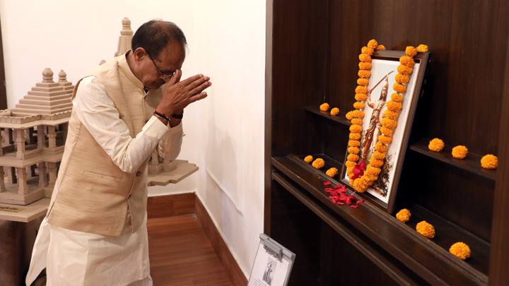 मुख्यमंत्री श्री चौहान ने वीरांगना रानी दुर्गावती की जयंती पर नमन किया